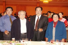 山东省人大原主任李振及夫人、潍坊市政协副主席赵俭与刘希山在一起