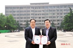 山东省政协副主席王乃静亲自为刘希山颁发山东经济学院兼职教授证书
