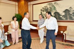 时任潍坊市委书记杜昌文亲切接见刘希山教授