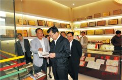 山东省政协副主席许立全饶有兴致阅读《希山格言选》